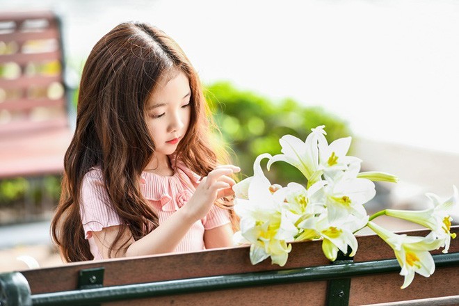 Vẻ đẹp mong manh của cô bé Hà Nội bên hoa loa kèn khiến cư dân mạng thổn thức Vẻ đẹp mong manh của cô bé Hà Nội bên hoa loa kèn khiến cư dân mạng thổn thức